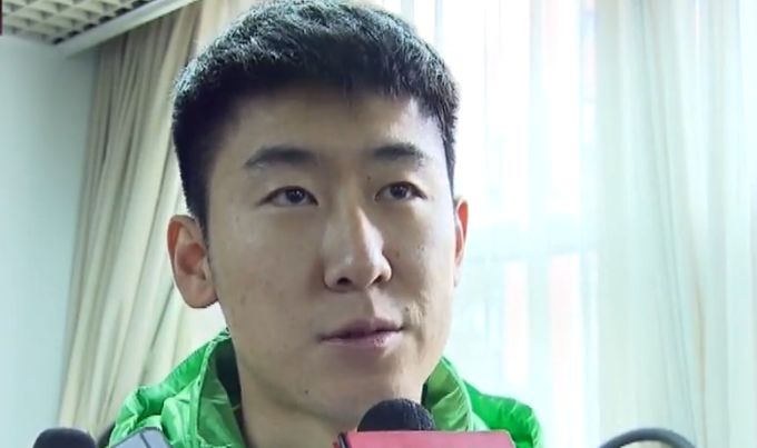 在《最后的疯狂》中的咖啡吧台和子弹列车尽职地描绘了一个超越所有意识形态斗争的当代工业之生产与消费的世界